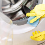 Jak odgrzybić i wyczyścić pralkę z pleśni